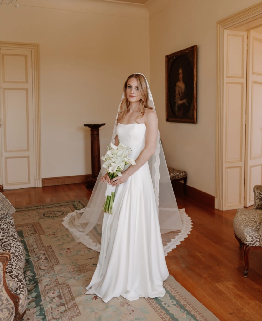 Bride with veil and calla bouquet inside a French chateau near Toulouse