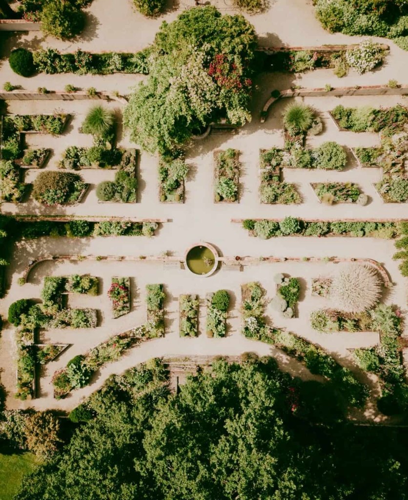 Domaine avec jardin à la française, cadre de mariage fleuri dans le Sud-Ouest près de Toulouse